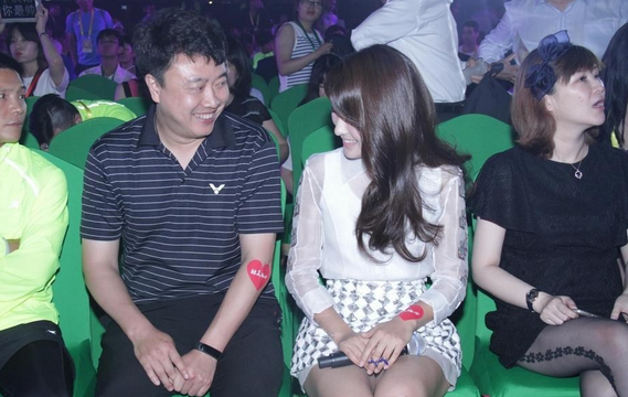 <em>马苏穿超短裤</em>出席活动秀美腿