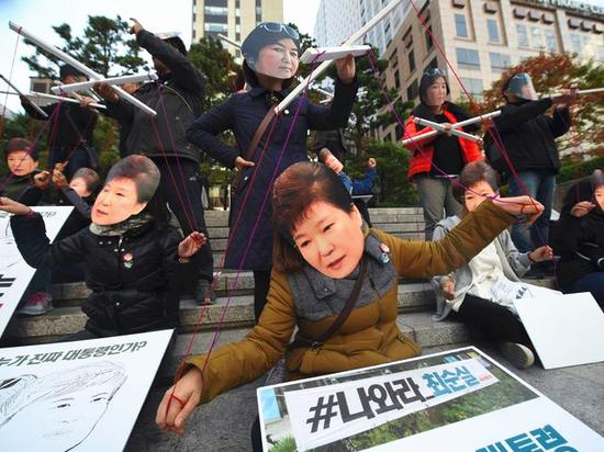 朴槿惠闺蜜干政:韩国持续爆发抗议游行 支持率